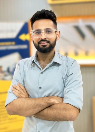 intern-reading-FAQ-section-to-understand-course-details