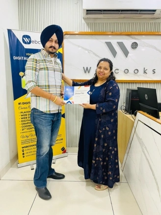 jitendar-Receiving-Certificate-in-digital-marketing-course